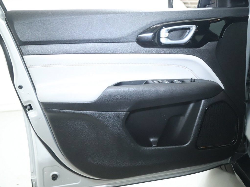 Used 2025 Jeep Compass Limited AWD/4WD image 17