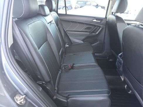 Used 2022 Volkswagen Tiguan SE w/ Panoramic Sunroof Package image 13