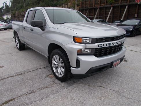 Used 2020 Chevrolet Silverado 1500 Custom w/ Custom Value Package AWD/4WD image 3