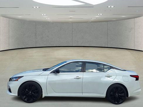 Used 2022 Nissan Altima 2.5 SR w/ Midnight Edition Package image 2