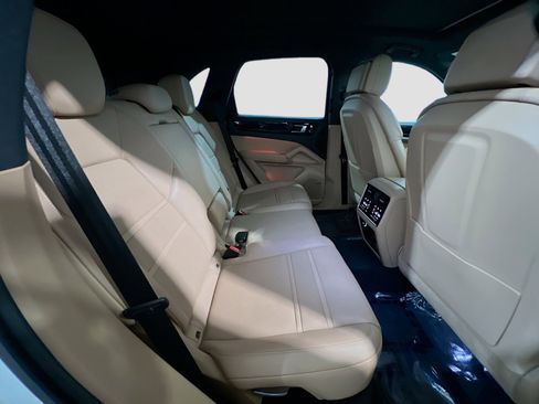 Used 2021 Porsche Cayenne image 22