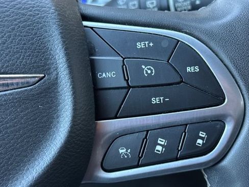 Used 2022 Chrysler Pacifica Touring-L FWD image 39