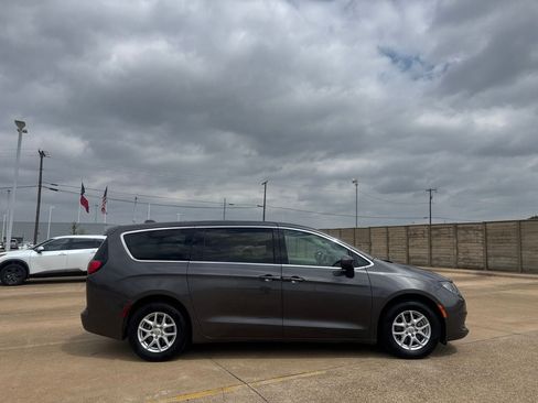 Used 2017 Chrysler Pacifica Touring FWD image 23