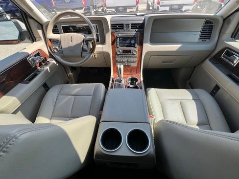 Used 2011 Lincoln Navigator L 4WD image 27