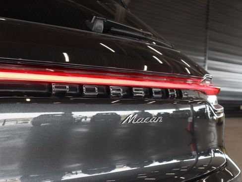 Certified 2025 Porsche Macan AWD/4WD image 31