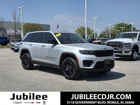 Used 2025 Jeep Grand Cherokee Altitude image 1