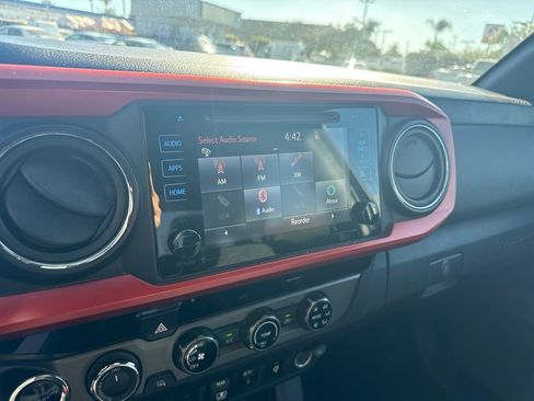 Used 2018 Toyota Tacoma TRD Off-Road w/ Technology Package AWD/4WD image 13