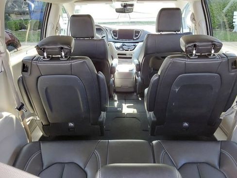 Used 2024 Chrysler Pacifica Touring-L FWD image 10