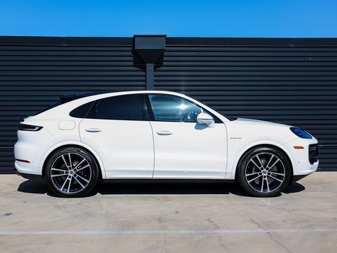 New 2025 Porsche Cayenne Turbo image 8