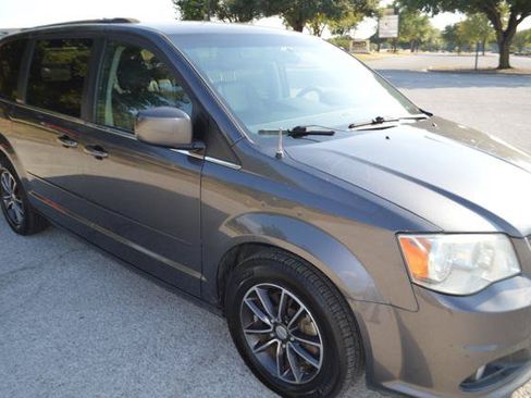 Used 2017 Dodge Grand Caravan SXT w/ Driver Convenience Group FWD image 3