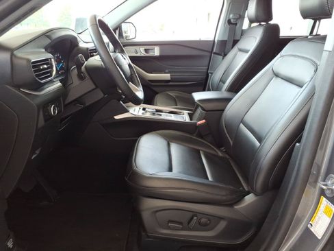 Used 2023 Ford Explorer XLT w/ Equipment Group 202A RWD image 3
