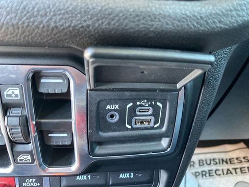 Used 2025 Jeep Wrangler Willys image 12