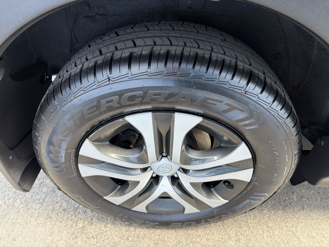 Used 2018 Toyota RAV4 LE w/ All Weather Liner Package AWD/4WD image 18