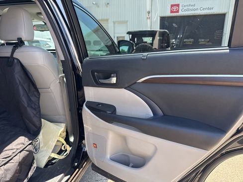 Used 2015 Toyota Highlander Limited AWD/4WD image 18