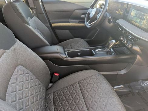 Used 2025 Nissan Kicks SV w/ Illumination Package image 18