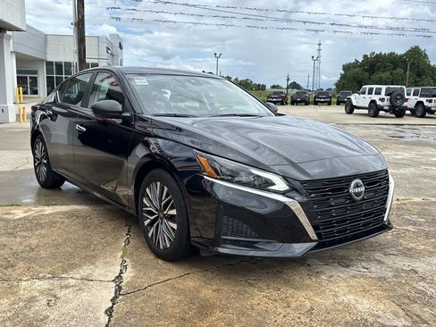 Used 2025 Nissan Altima 2.5 SV FWD image 2