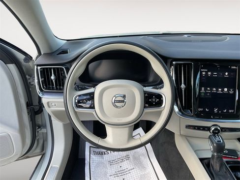 Used 2020 Volvo V60 T5 Momentum image 12
