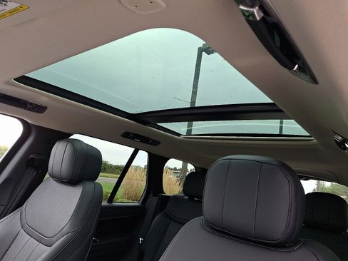 New 2025 Land Rover Range Rover SE image 12