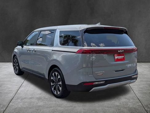 Used 2023 Kia Carnival EX FWD image 5