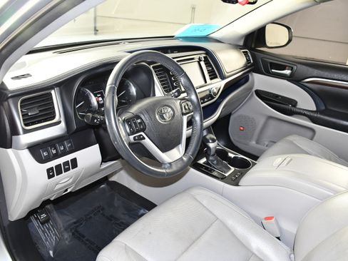 Used 2016 Toyota Highlander Limited w/ Driver Technology Package AWD/4WD image 2