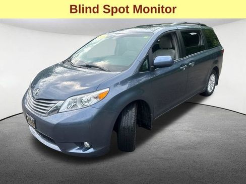 Certified 2017 Toyota Sienna XLE FWD image 6