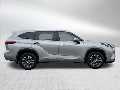 Used 2020 Toyota Highlander XLE AWD/4WD image 8