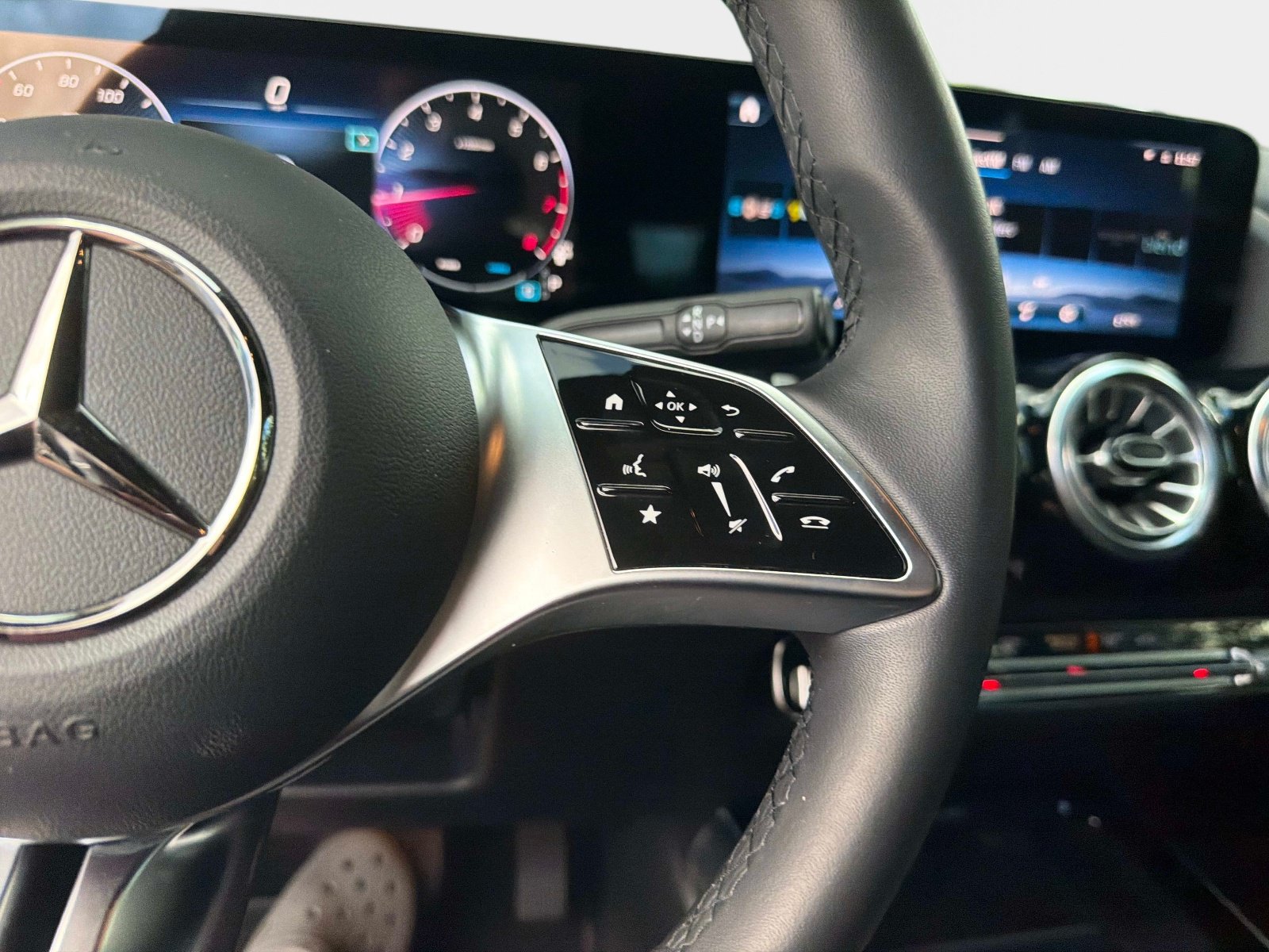 Certified 2025 Mercedes-Benz GLA 250 image 26