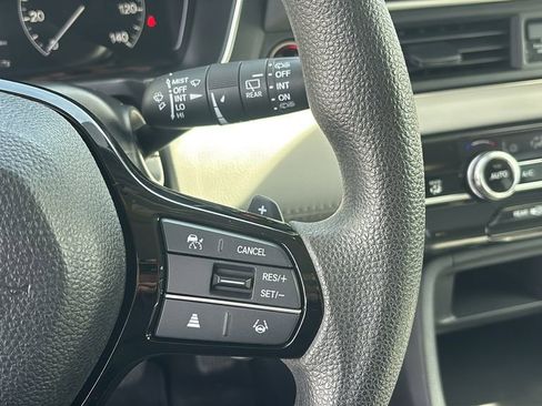 Used 2023 Honda Pilot LX image 18