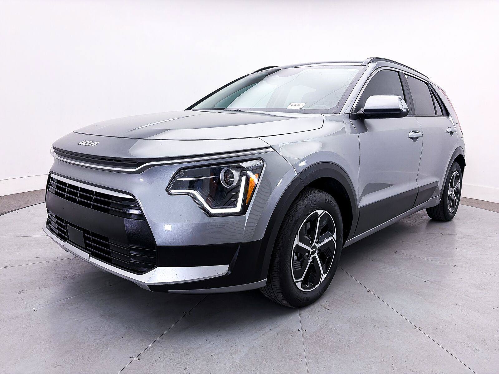 Used 2025 Kia Niro EX FWD image 12