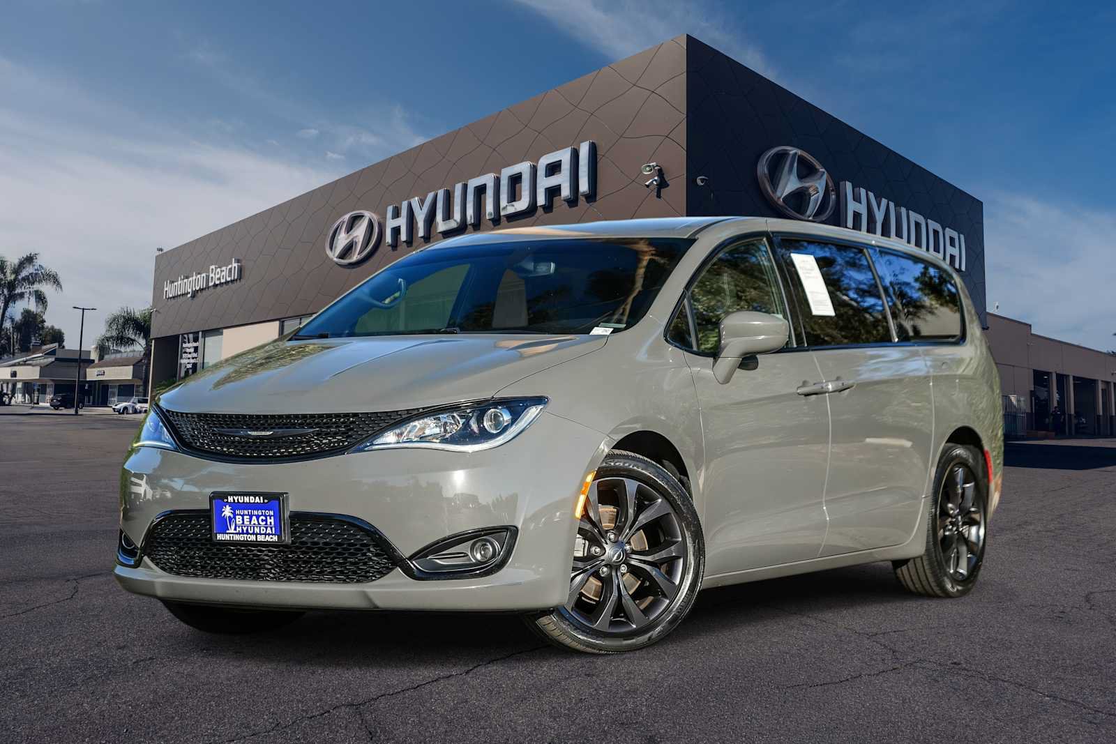Used 2020 Chrysler Pacifica Touring w/ S Appearance Package FWD image 1