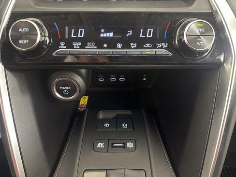 Used 2023 Toyota Venza LE AWD/4WD image 16