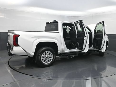 Used 2024 Toyota Tacoma SR5 AWD/4WD image 37