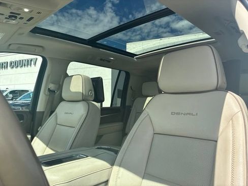 Used 2023 GMC Yukon XL Denali AWD/4WD image 4