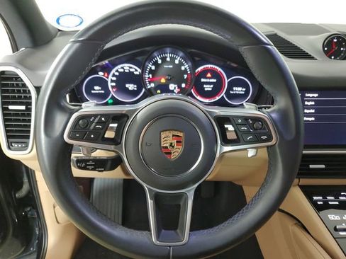 Used 2022 Porsche Cayenne w/ Premium Package image 25