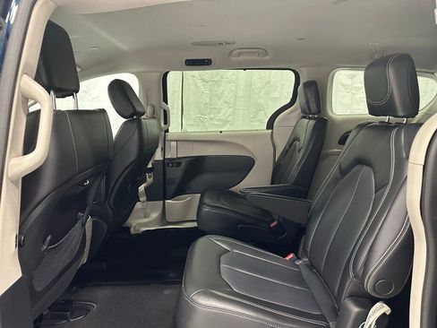 Used 2023 Chrysler Pacifica Touring-L image 44