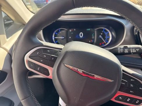 Used 2024 Chrysler Pacifica Select image 10