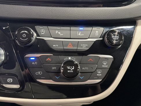 Used 2024 Chrysler Pacifica Touring-L FWD image 28