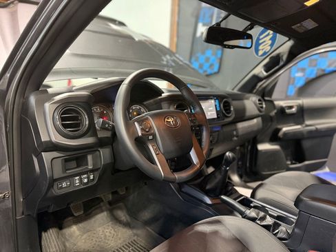 Used 2017 Toyota Tacoma TRD Sport w/ Tow Package image 11