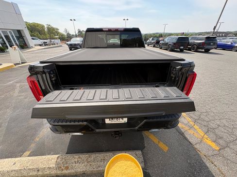 Used 2022 GMC Sierra 1500 Denali w/ Denali Reserve Package image 8