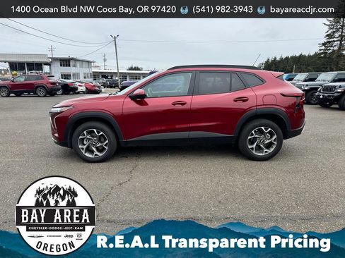 Used 2025 Chevrolet Trax LT FWD image 10