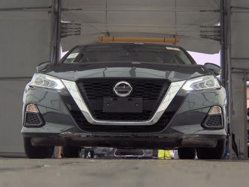 Used 2022 Nissan Altima 2.5 SV w/ SV Premium Package image 3