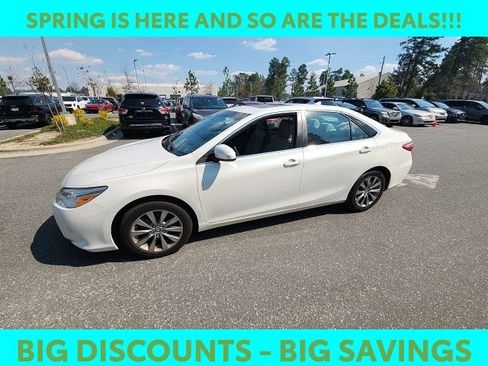 Used 2015 Toyota Camry XLE w/ Moonroof Package image 6