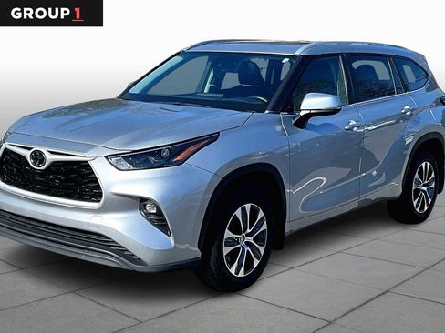Certified 2024 Toyota Highlander XLE image 1