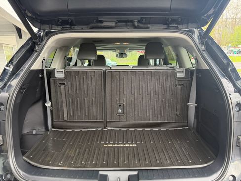 Used 2022 Toyota Highlander XLE AWD/4WD image 18