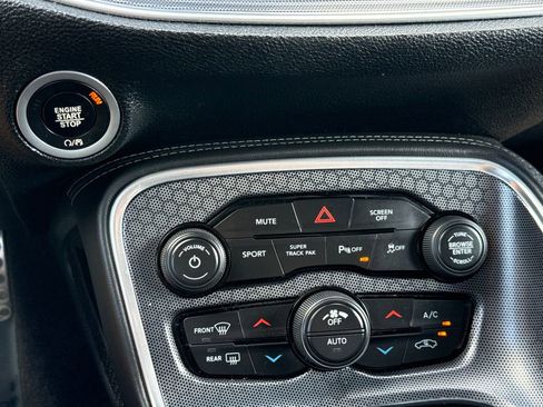 Used 2018 Dodge Challenger R/T Scat Pack w/ Leather Interior Group RWD image 21