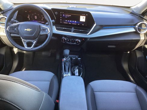 Used 2025 Chevrolet Trax LT w/ LT Convenience Package image 4
