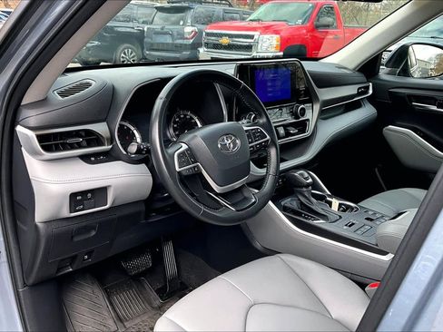 Used 2023 Toyota Highlander XLE image 17