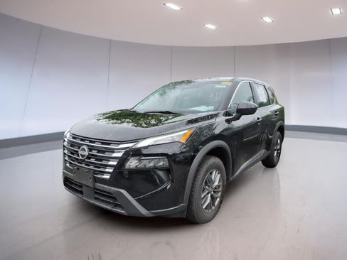 Used 2024 Nissan Rogue S AWD/4WD image 2