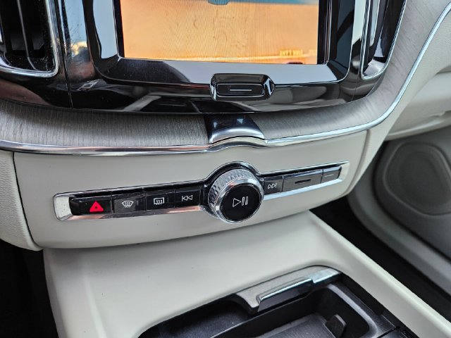 Certified 2024 Volvo XC60 T8 Plus w/ Protection Package Premier AWD/4WD image 27