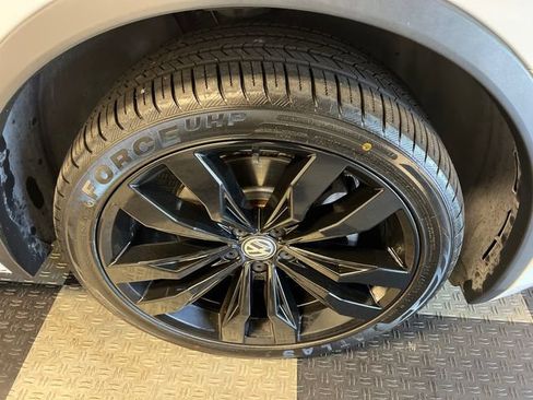 Certified 2021 Volkswagen Tiguan SE R-Line FWD image 9